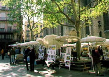 Calle con stands de fotografía